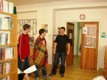 Traja študenti pri dramatizácii rozprávky